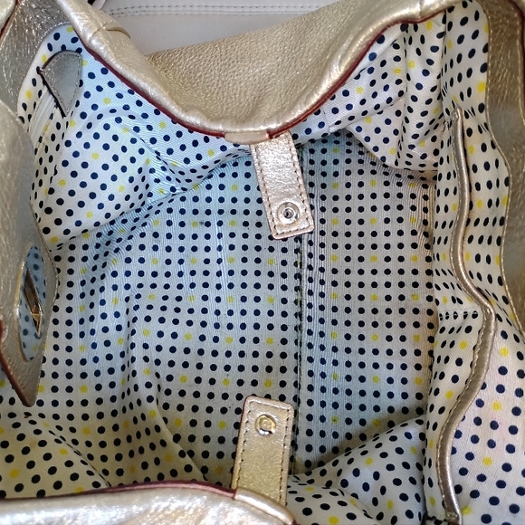 stylish Kate Spade New York Bexley Jessie tote bag features a solid pattern - Picture 6 of 11
